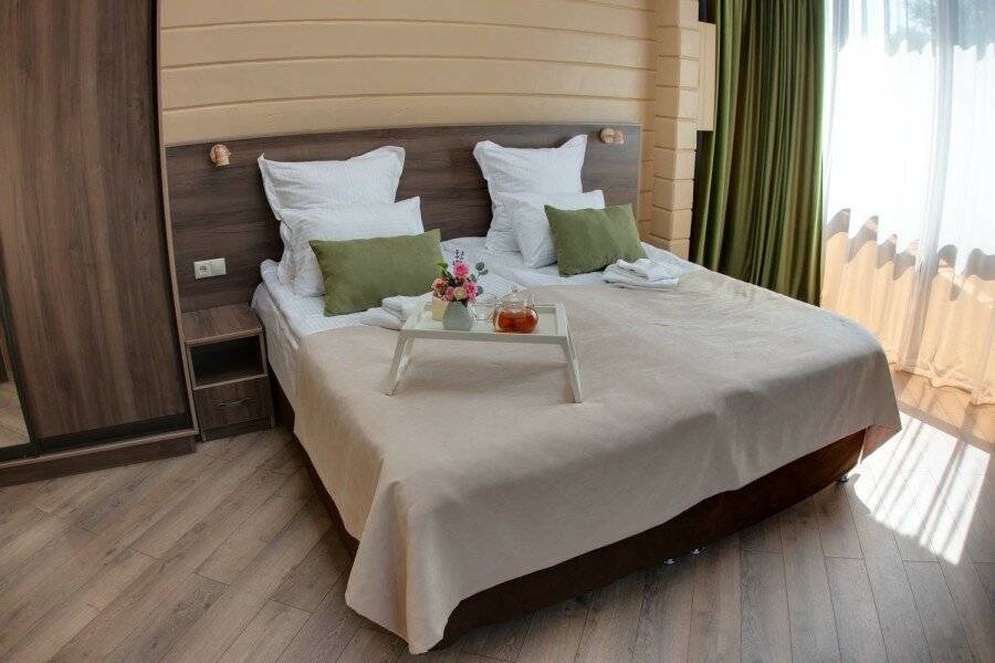 Фотографии номера 3-х местный семейный комфорт без балкона в Гостинице Терем у реки Каменномостский