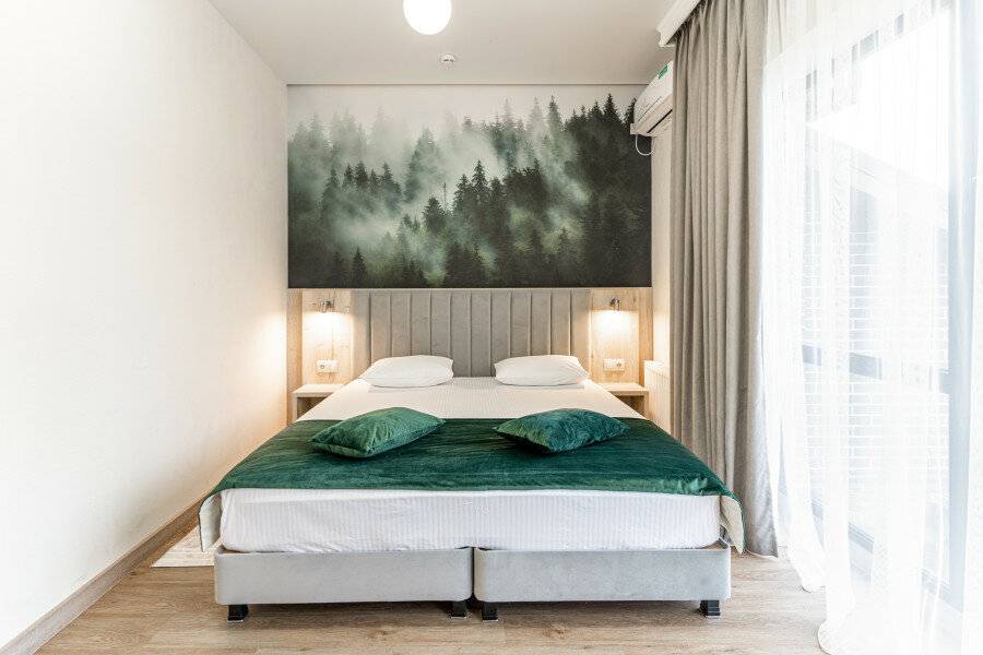 Фотографии номера 3-х местный семейный комфорт без балкона в Гостинице Терем у реки Каменномостский