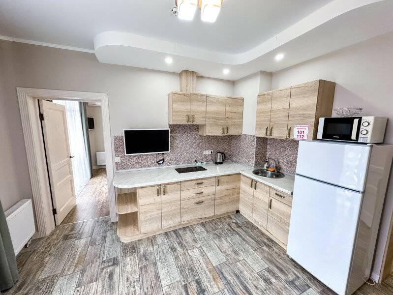 Фотографии номера 3-х местный семейный двухкомнатный номер комфорт с балконом в Гостинице Терем у реки Каменномостский