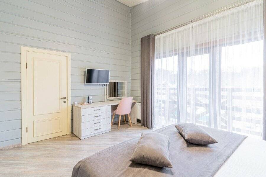 Фотографии номера 3-х местный семейный комфорт без балкона в Гостинице Терем у реки Каменномостский