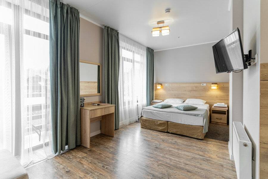 Фотографии номера 3-х местный номер-студия комфорт с балконом в Гостинице Терем у реки Каменномостский