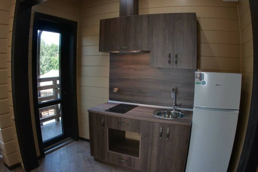 Фотографии номера 3-х местный семейный комфорт без балкона в Гостинице Терем у реки Каменномостский