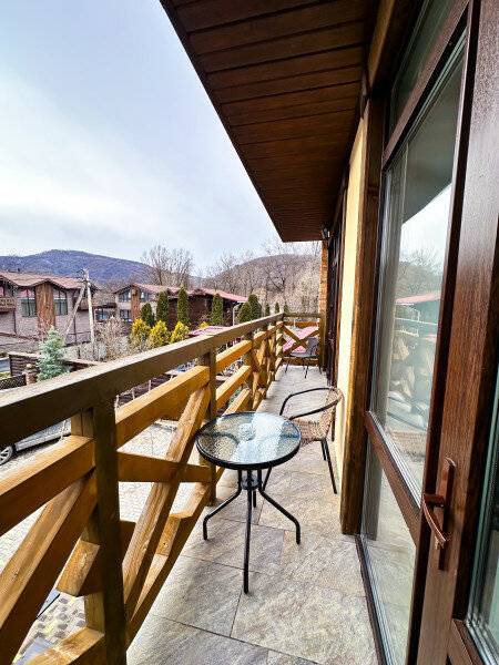 Фотографии номера 3-х местный семейный двухкомнатный номер комфорт с балконом в Гостинице Терем у реки Каменномостский