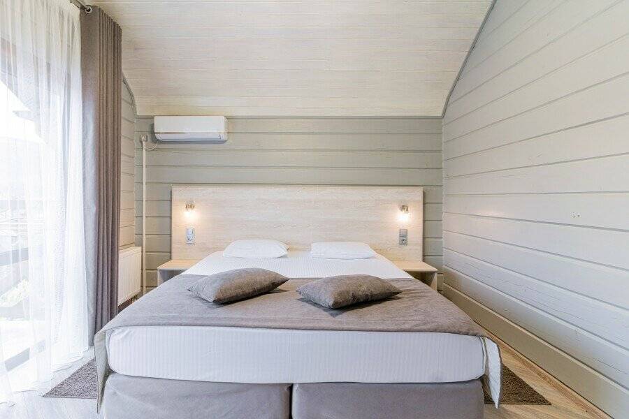 Фотографии номера 3-х местный семейный комфорт без балкона в Гостинице Терем у реки Каменномостский