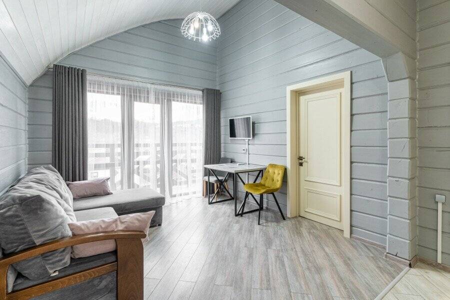 Фотографии номера 3-х местный семейный комфорт без балкона в Гостинице Терем у реки Каменномостский